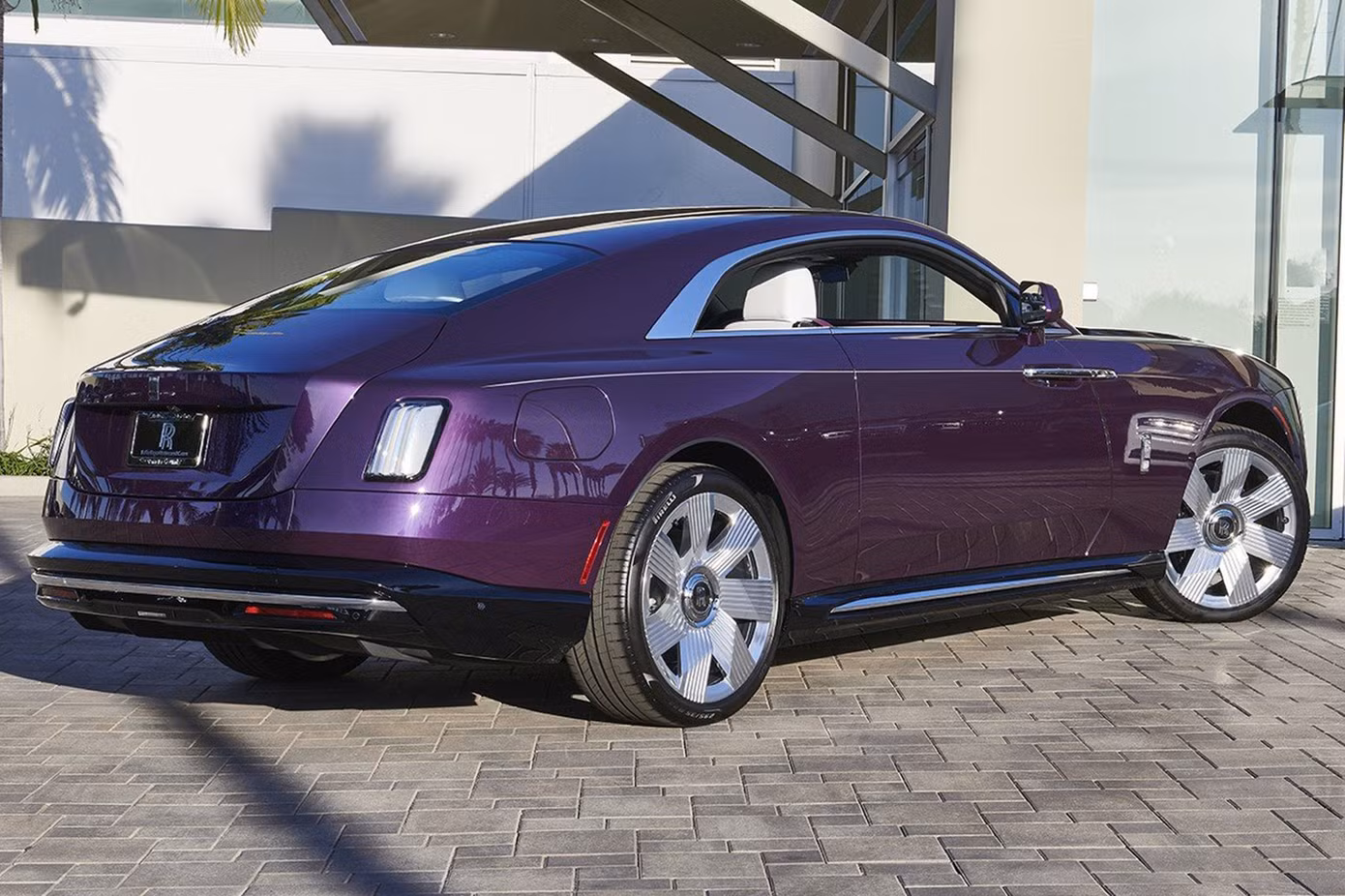 Tại thị trường Thái Lan, Rolls-Royce Spectre có giá khởi điểm từ 31,8 triệu baht (khoảng hơn 20 tỷ đồng), chưa bao gồm các tùy chọn. Trong khi đó, mức giá của mẫu coupe siêu sang này tại Việt Nam là từ 17,99 tỷ đồng.