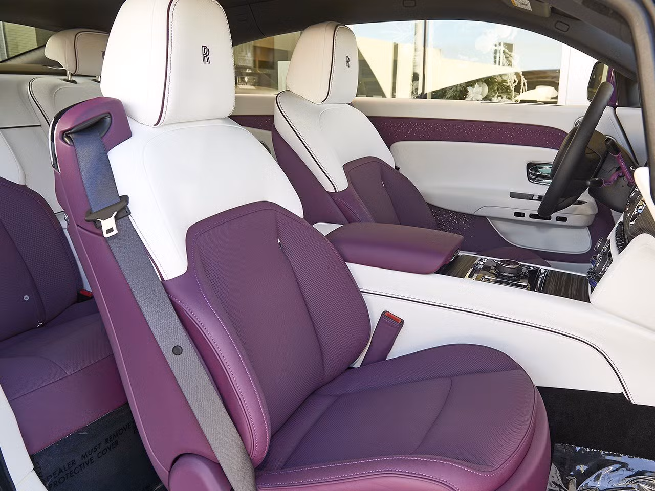 Chiếc Spectre của Madam Pang có nội thất được phối màu tím Tailored Purple và trắng Arctic White, tạo sự tương đồng với ngoại thất. Các chi tiết bên trong khoang cabin đều được hoàn thiện bằng vật liệu cao cấp.