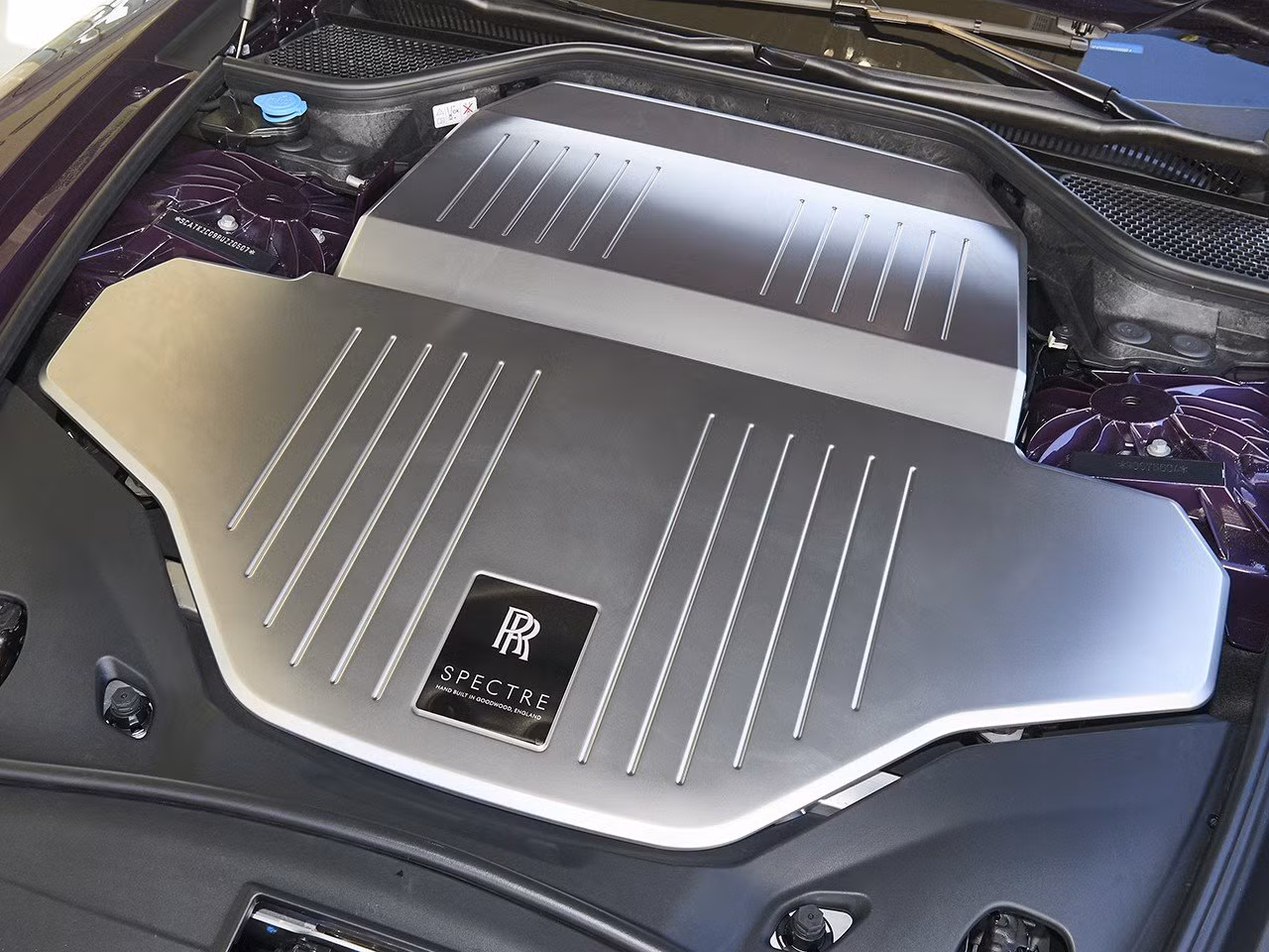 Rolls-Royce Spectre sở hữu 2 mô-tơ sản sinh tổng công suất 584 mã lực và mô-men xoắn 900 Nm. Hệ thống này giúp cho mẫu coupe siêu sang có khả năng tăng tốc 0-100 km/h trong 4,4 giây dù khối lượng xe lên đến gần 3 tấn.