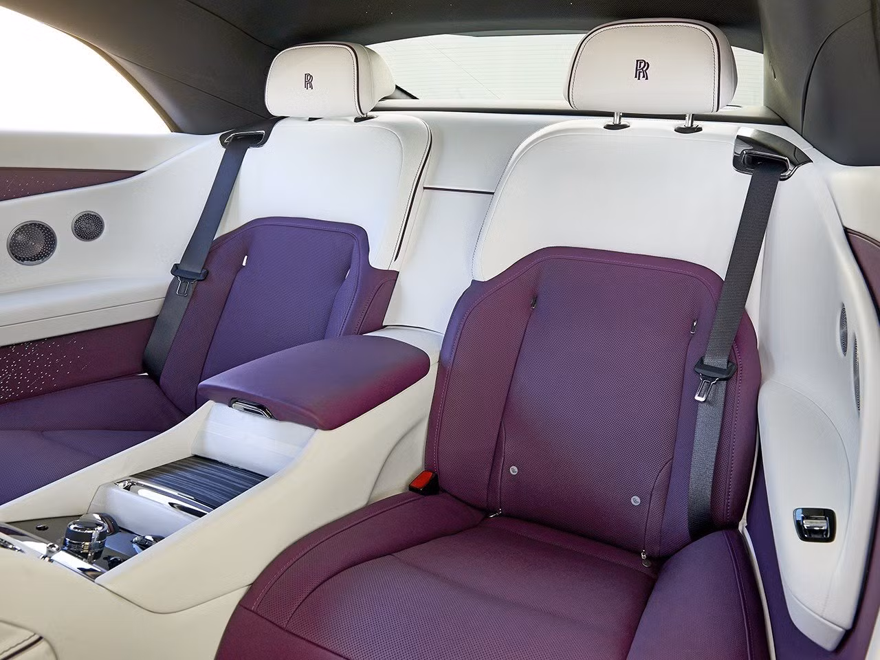 Rolls-Royce cho biết đã sử dụng tới 180 kg vật liệu cách âm để giúp khoang cabin của Spectre yên tĩnh nhất có thể, từ đó đem lại trải nghiệm thoải mái nhất cho các hành khách ngồi trên xe.