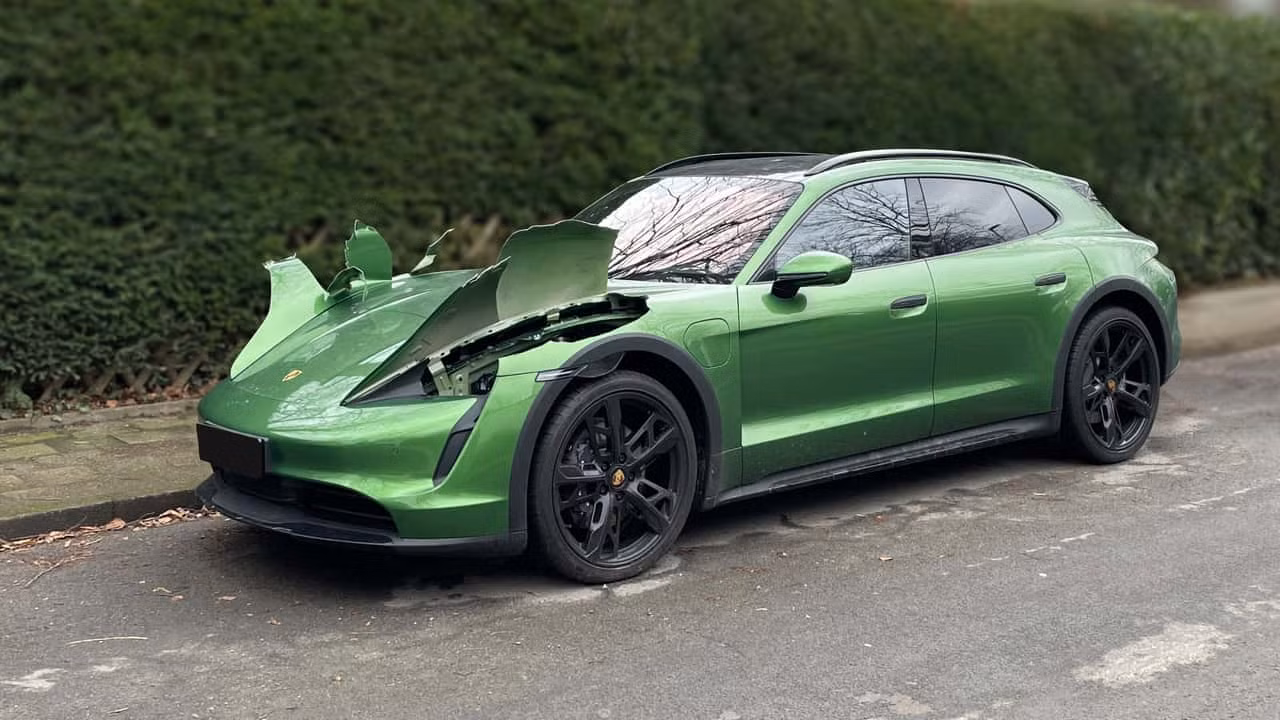 Phần đầu của chiếc Porsche Taycan Cross Turismo hỏng nặng sau khi bị kẻ trộm dùng kéo cắt để lấy đèn pha. Ảnh: Reddit.