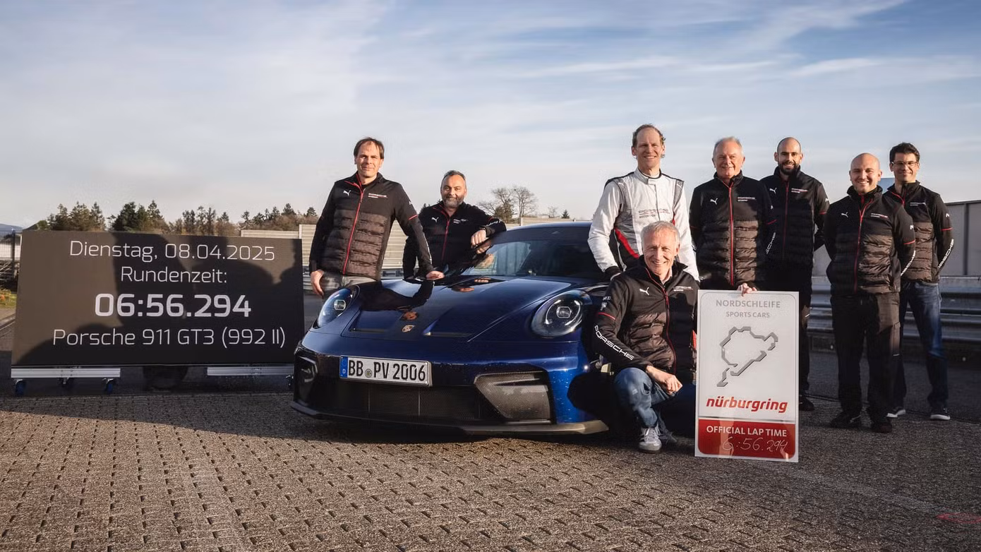 Porsche 911 GT3 2025 là chiếc xe số sàn nhanh nhất tại Nurburgring.