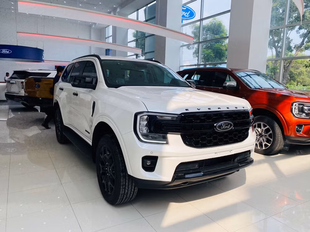 Ford Everest vẫn tỏ ra vượt trội hơn hẳn các mẫu xe khác trong cùng phân khúc SUV cỡ D.