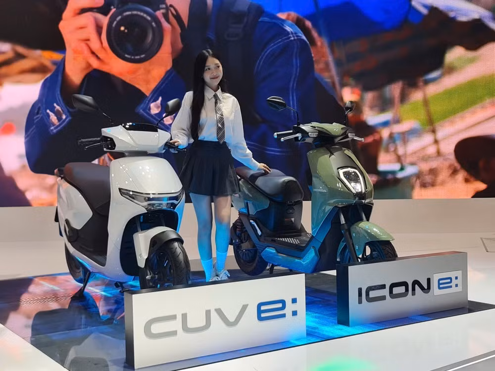 Honda Việt Nam giới thiệu hai mẫu xe máy điện ICON e: và CUV e: tại Triển lãm VMS 2024.