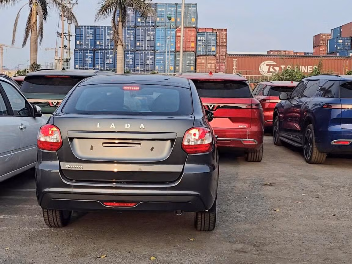 Sedan cỡ nhỏ Lada Granta. Sedan cỡ nhỏ Lada Granta.