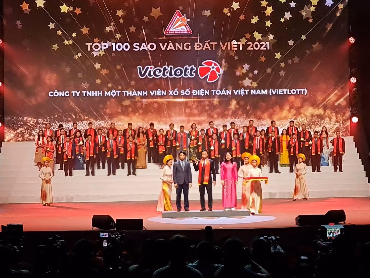 Vietlott nhận giải thưởng Top 100 Sao vàng đất Việt 2021