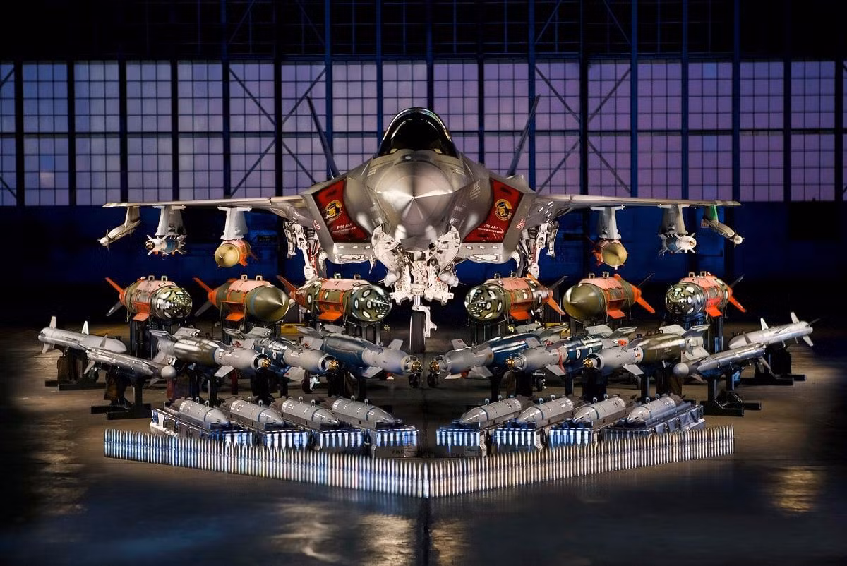Tiêm kích F-35 khi sử dụng chế độ "quái thú". Ảnh: Lockheed Martin.
