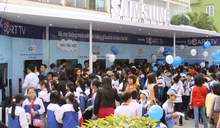 Khu vực trải nghiệm của Samsung SmartTV luôn thu hút đông đảo phụ huynh và học sinh