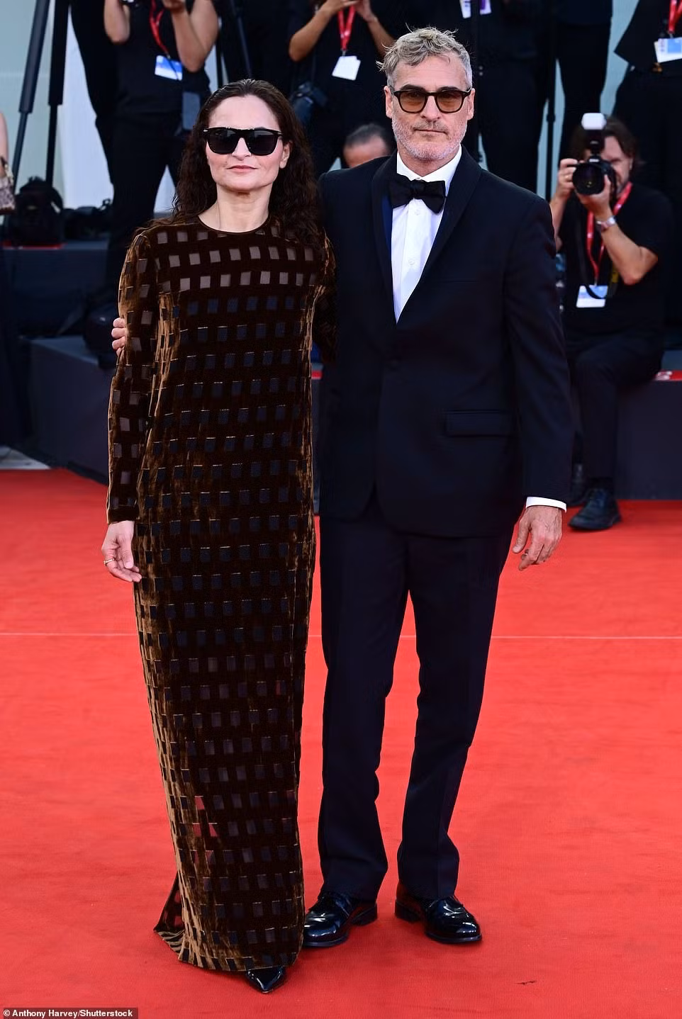 Tài tử Joaquin Phoenix dự thảm đỏ cùng chị gái ruột, Rain Phoenix. Ảnh: Shutterstock.