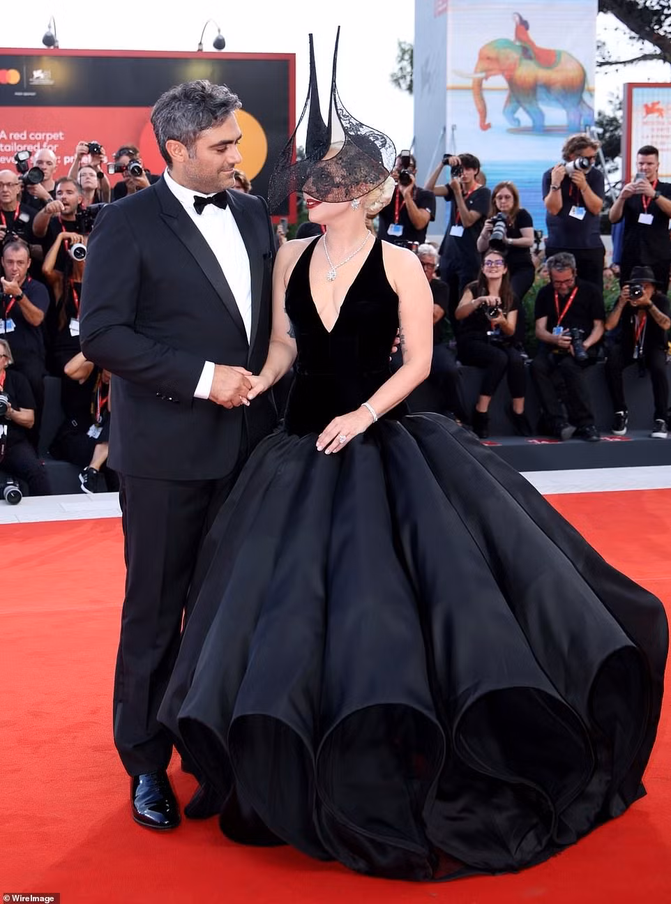 Tối 4/9 (giờ địa phương), Lady Gaga cùng vị hôn phu Michael Polansky sánh đôi trên thảm đỏ buổi ra mắt phim Joker: Folie à Deux tại Liên hoan phim quốc tế Venice lần thứ 81. Ảnh: WireImage/Getty Images.