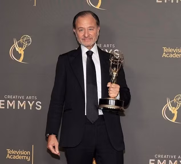 Nhà sản xuất Fisher Stevens nhận cúp vàng trao cho Beckham: What Makes David Run tại giải Emmys. Ảnh: Getty Images.
