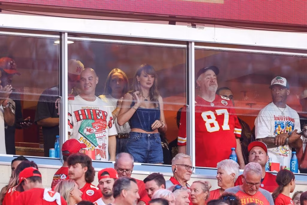 Taylor Swift xem bạn trai thi đấu từ phòng VIP trên khán đài sân vận động Arrowhead. Ảnh: Getty Images.