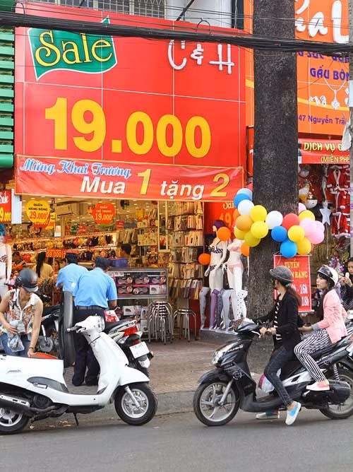 Mùa lễ tết cuối năm, nhiều cửa hàng luôn có những đợt bán hàng giảm giá hấp dẫn Bài viết: http://news.zing.vn/Hang-giam-gia-ngap-tran-duong-pho-Sai-Gon-post378001.html Nguồn Zing News 