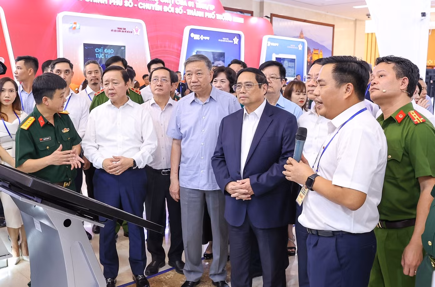 Thủ tướng và các đại biểu tham quan triển lãm mô hình, sản phẩm ứng dụng triển khai Đề án 06.