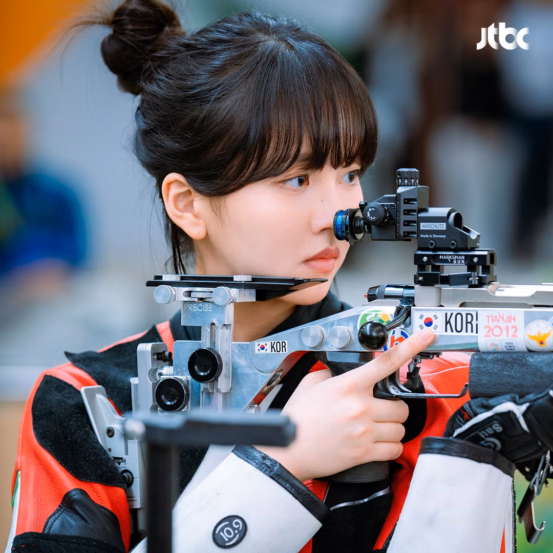 Kim So Hyun đã hóa thân hoàn hảo vào Ji Han Na, một vận động viên bắn súng giành Huy chương Vàng . Sau khi giành Huy chương Vàng ở nội dung súng trường hơi 10m nữ, những bức ảnh tĩnh cho thấy Ji Han Na hiện đang nhắm đến Huy chương Vàng thứ hai ở nội dung súng trường ba tư thế 50m. Với mái tóc buộc gọn ra sau, cô đang tập trung cao độ khi chuẩn bị cho sự kiện này. Trong sự nghiệp thể thao của mình, Ji Han Na được mệnh danh là "Nữ thần bắn súng" vì vẻ đẹp tuyệt trần và được yêu mến như một người nổi tiếng. Sau khi giải nghệ, cô thực hiện ước mơ trở thành cảnh sát, giống như cha mình, và hiện đang làm cảnh sát tuần tra cấp cao trong đội điều tra đặc biệt.