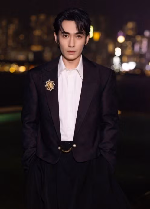 Chu Nhất Long trở thành Ảnh đế trẻ nhất Trung Quốc hiện tại khi đoạt giải thưởng "nam diễn viên xuất sắc nhất" tại LHP Kim kê lần thứ 35 với Nhân sinh đại sự. Năm 2023 cũng là năm đầu tiên nam diễn viên được vinh danh giải King của Đêm hội Weibo. Ngoài ra, Chu Nhất Long còn được trao giải Diễn viên điện ảnh chất lượng của năm cùng với Châu Đông Vũ và Trương Tiểu Phỉ.