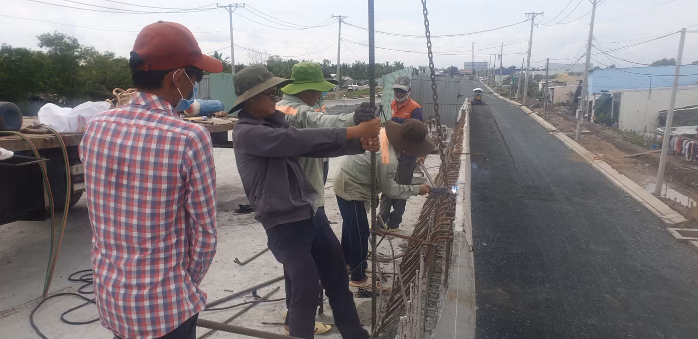 Các kỹ sư, công nhân, giám sát chia làm các ca làm việc xuyên suốt trên công trường, đảm bảo tiến độ.