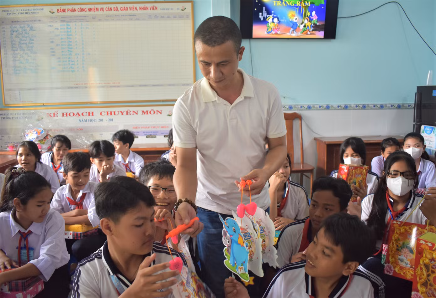 Đại uý Hồ Minh Tưởng, cán bộ Phòng Cảnh sát quản lý hành chính về trật tự xã hội, Công an tỉnh Cà Mau trao quà Trung thu cho các em học sinh.