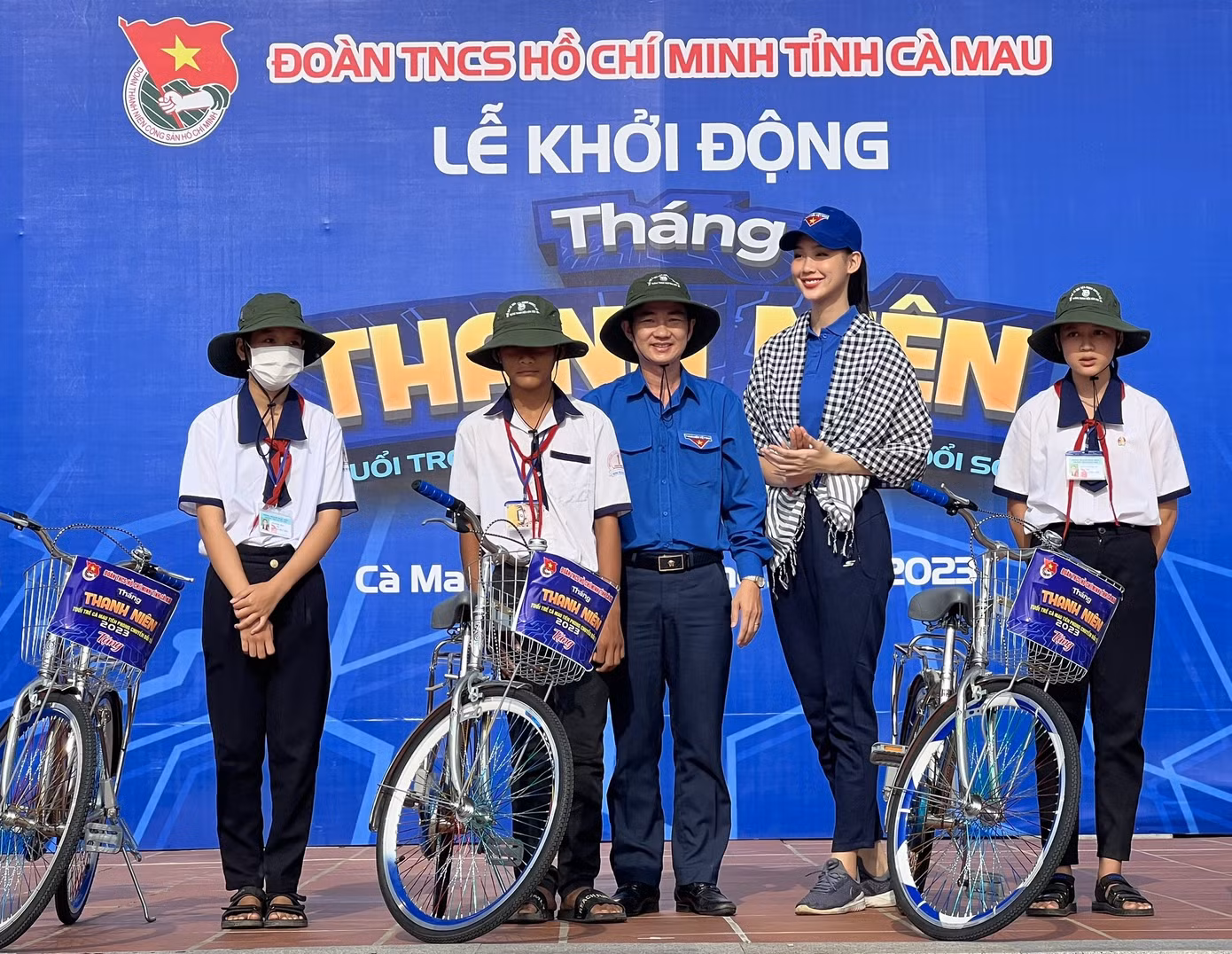 Anh Nguyễn Hoàng Đạo, Bí thư Tỉnh Đoàn Cà Mau và Hoa hậu liên lục địa 2022 Lê Nguyễn Bảo Ngọc trao tặng chiếc xe đạp học sinh có hoàn cảnh khó khăn.
