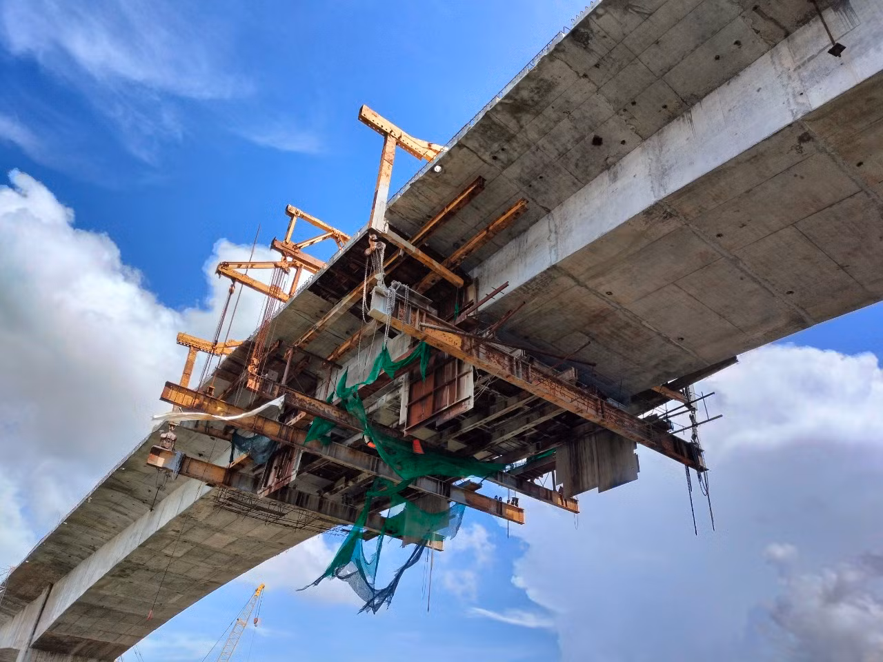 Công trình cầu bắc qua sông Ông Đốc được hợp long sáng 11/11. Công trình cầu bắc qua sông Ông Đốc được hợp long sáng 11/11.
