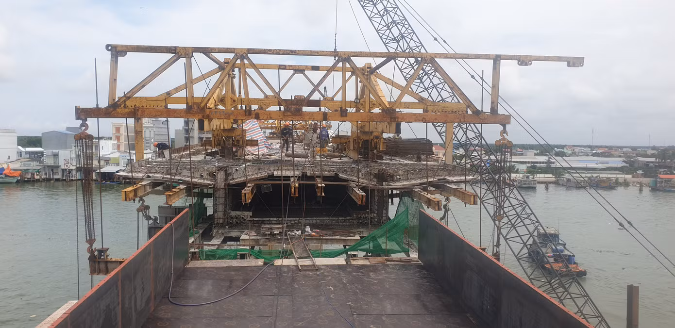 Việc triển khai xây dựng cầu gặp nhiều khó khăn trong giải phóng mặt bằng, giá nhiên liệu tăng cao, khan hiếm nguồn vật liệu…tuy nhiên, đến nay khối lượng công việc đã đảm bảo, dự kiến cầu sẽ thông xe kỹ thuật trong tháng 10.