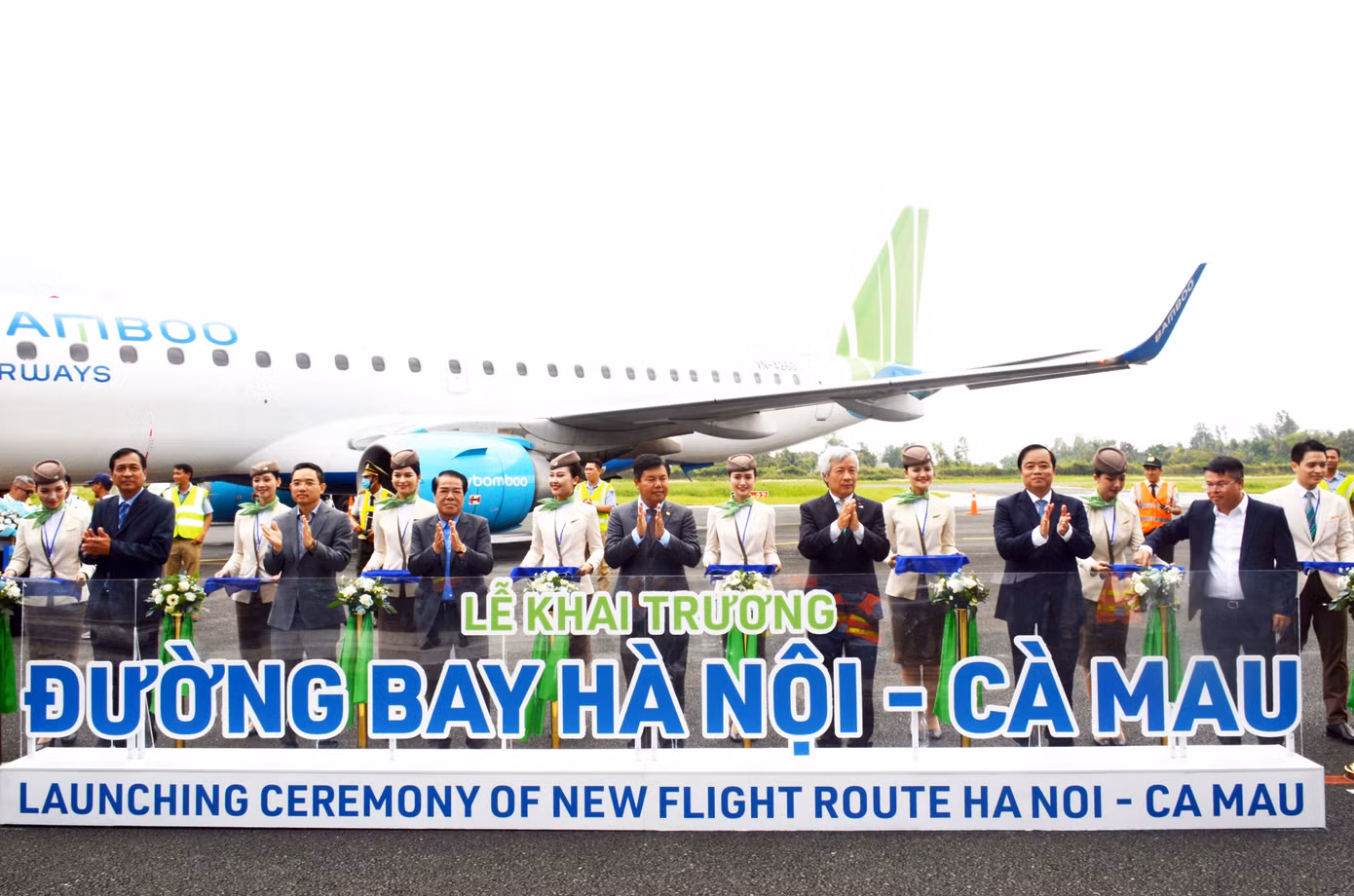 Các đại biểu cắt băng khai trương đường bay Hà Nội - Cà Mau.
