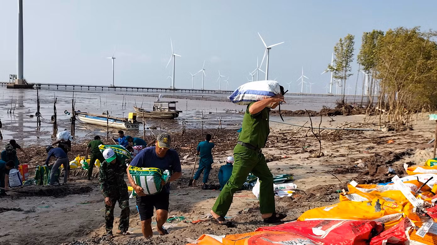 Lực lượng Công an xã, Dân quân Tự vệ, cán bộ, chiến sĩ thuộc Đồn Biên phòng Nhà Mát và người dân địa phương khẩn trương vô bao đất, cát để đắp xung quanh khu vực sạt lở.