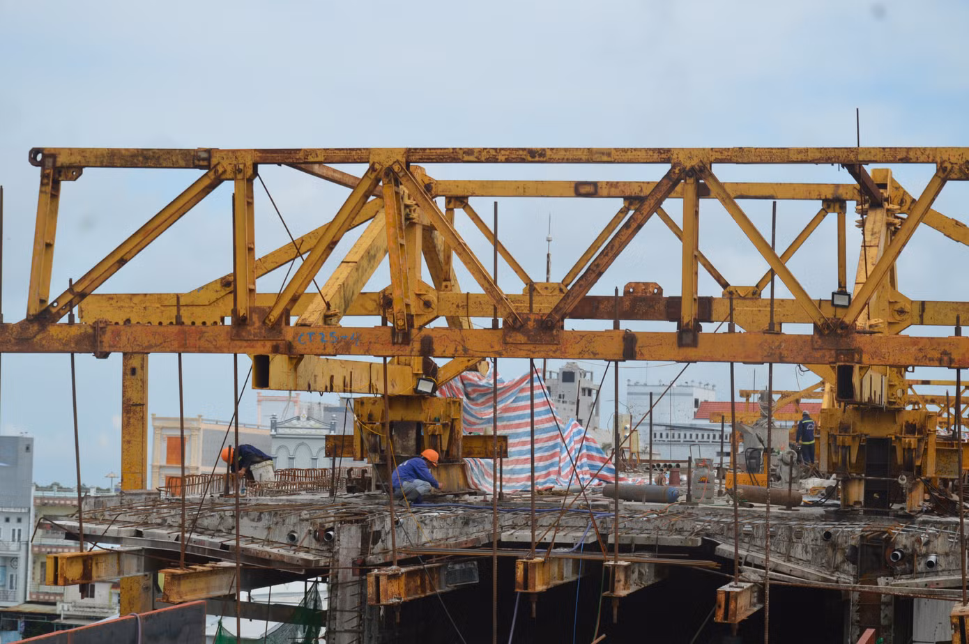 Dự án cầu qua sông Ông Đốc là một thành phần thuộc dự án chung xây dựng cầu, tuyến trục Đông Tây và cầu Gành Hào với tổng đầu tư hơn 2.100 tỷ đồng.