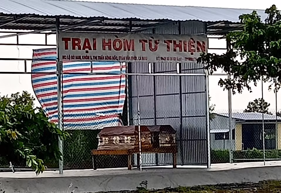 Đến sáng nay (ngày 21/8), ông L. vẫn chưa di dời 2 cái hòm ra khỏi khu vực đất vi phạm.