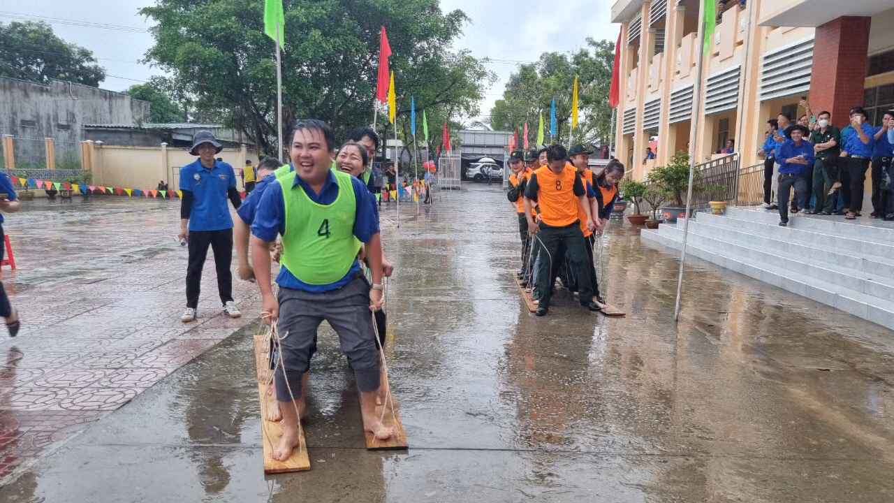 Các trò chơi dân gian diễn ra trong không khí sôi nổi. Các trò chơi dân gian diễn ra trong không khí sôi nổi.