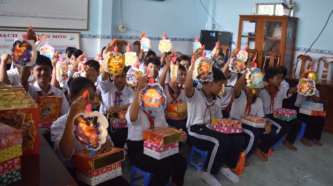 Các em học sinh hân hoan đón nhận quà Trung thu.