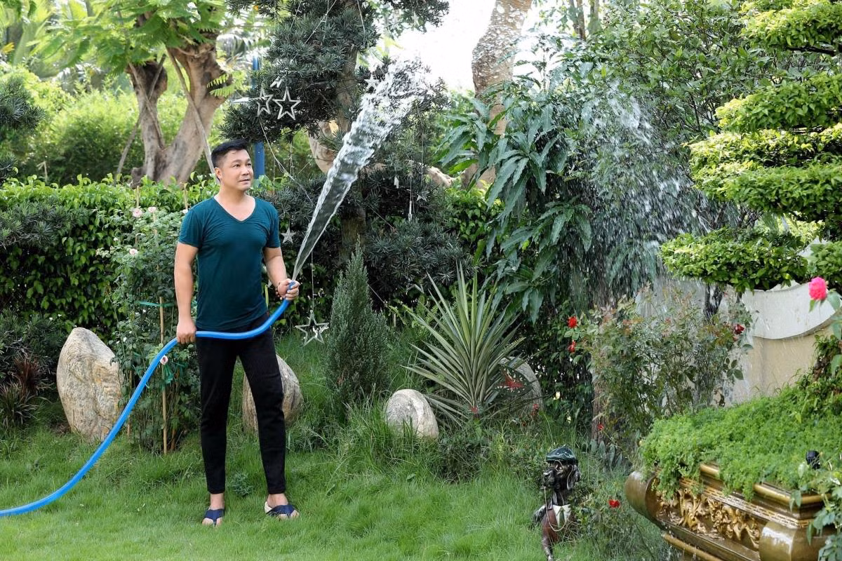 Anh thích tự chăm sóc vườn cây.