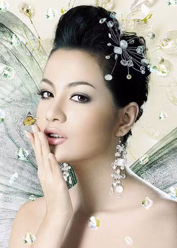 Trong các buổi làm việc với tòa, Ngọc Thúy nhờ người đại diện tham gia
