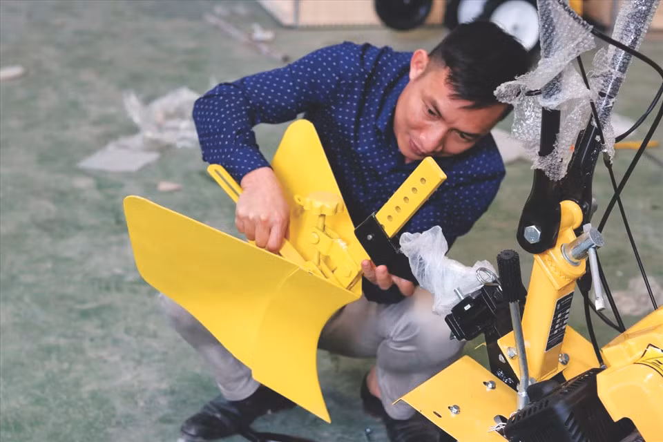 Tạ Đình Huy luôn tìm tòi sáng chế ra các máy nông nghiệp với nhiều chức năng Tạ Đình Huy luôn tìm tòi sáng chế ra các máy nông nghiệp với nhiều chức năng
