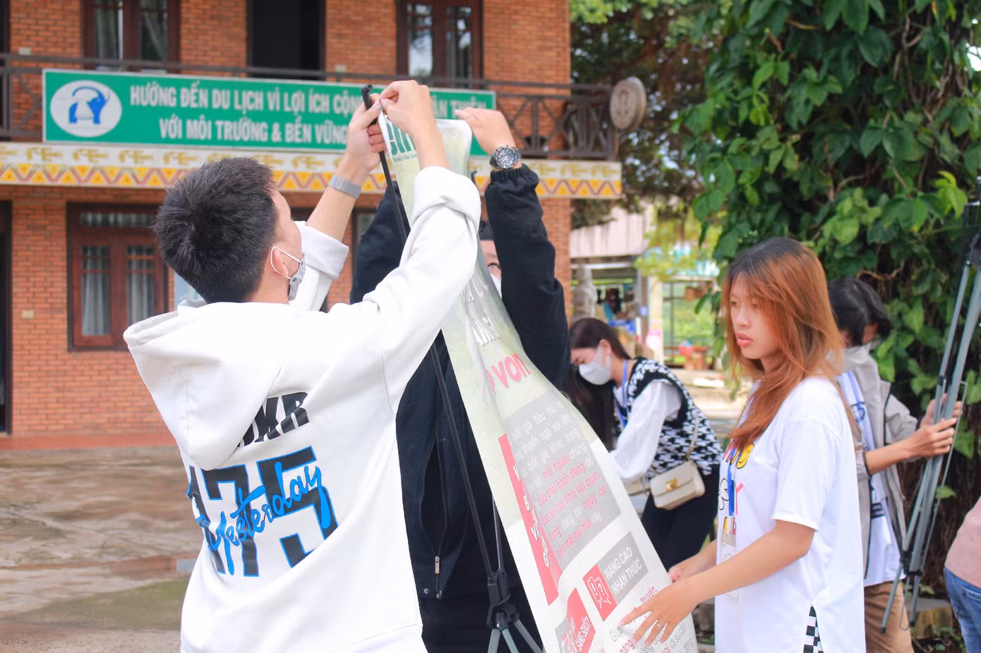 Nhóm ENV- Buôn Ma Thuột tuyên truyền bảo vệ ĐVHD