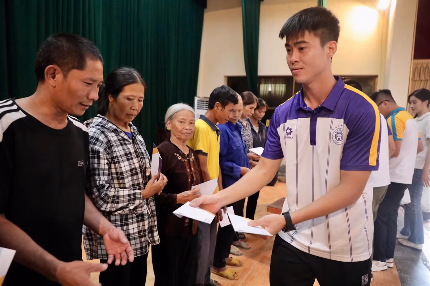 Cầu thủ CLB Hà Nội Đỗ Duy Mạnh trao quà, hỗ trợ bà con vùng bị ngập lụt tại Chương Mỹ