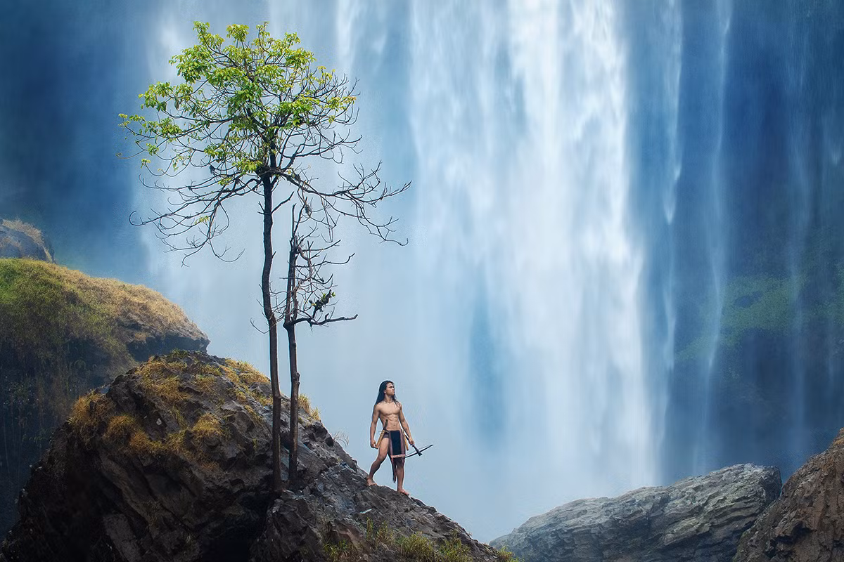 Tarzan Tây Nguyên bên cạnh thác nước hùng vĩ