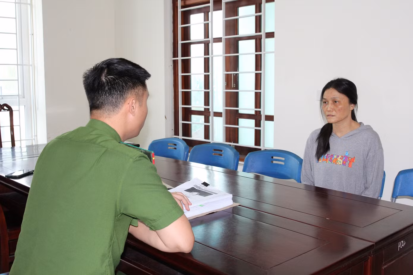 Cơ quan Công an làm việc với Đào Thị Mộng Thường về vụ lừa tình chiếm đoạt 12 tỷ đồng Cơ quan Công an làm việc với Đào Thị Mộng Thường về vụ lừa tình chiếm đoạt 12 tỷ đồng