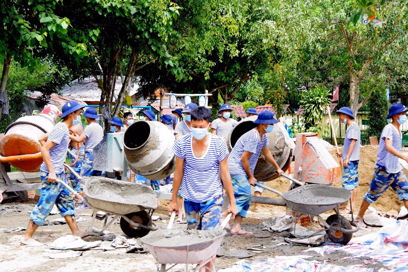 Tuổi trẻ HVHQ giúp nhân dân xã miền núi Khánh Trung (huyện Khánh Vĩnh, tỉnh Khánh Hòa) xây dựng khuôn viên trường mầm non