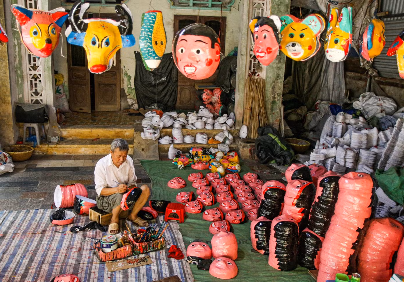 Ông Vũ Huy Đông làm mặt nạ giấy bồi