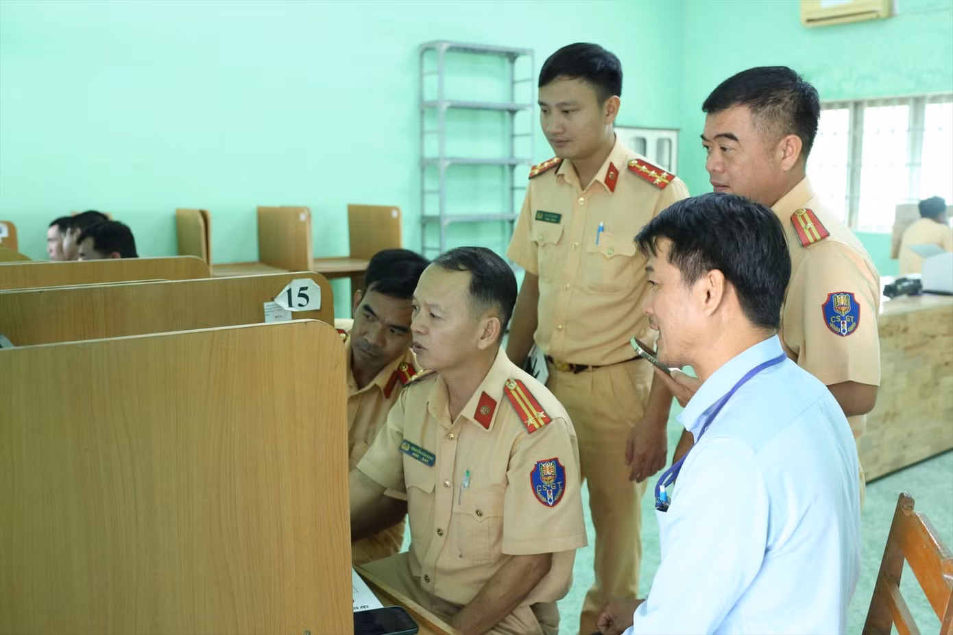 Cán bộ CSGT tập huấn công tác sát hạch bằng lái xe. Ảnh: Hương Chi Cán bộ CSGT tập huấn công tác sát hạch bằng lái xe. Ảnh: Hương Chi