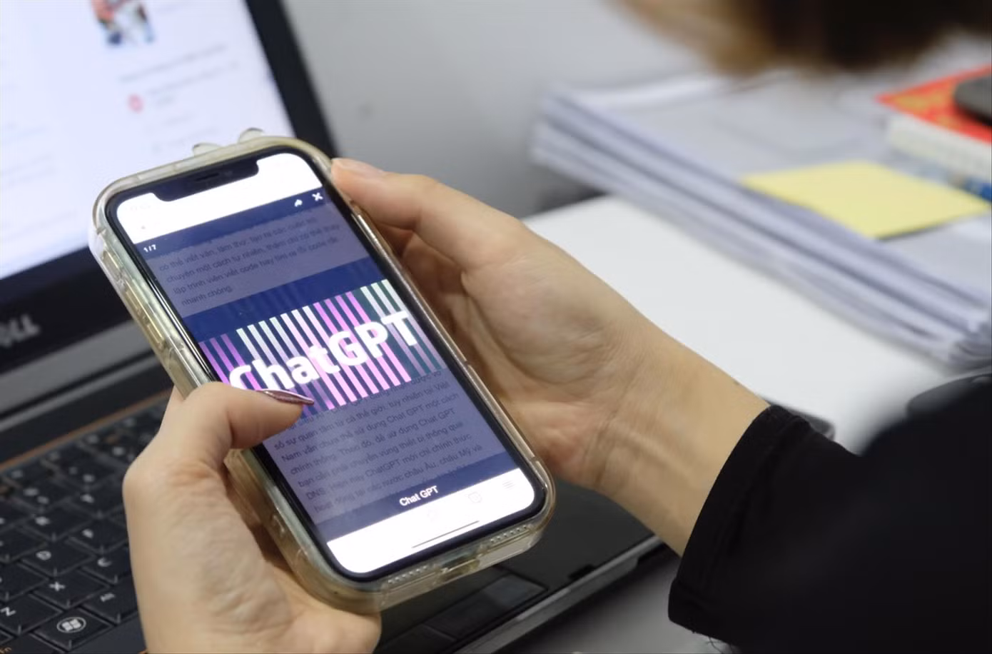 Bạn trẻ trải nghiệm ChatGPT