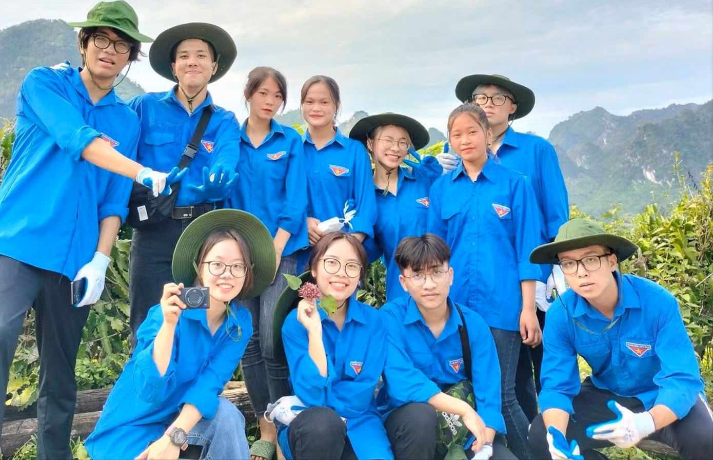 Ngô Bích Hằng (ngồi thứ hai từ trái sang) cùng thành viên trong đội tại Chi Lăng, Lạng Sơn