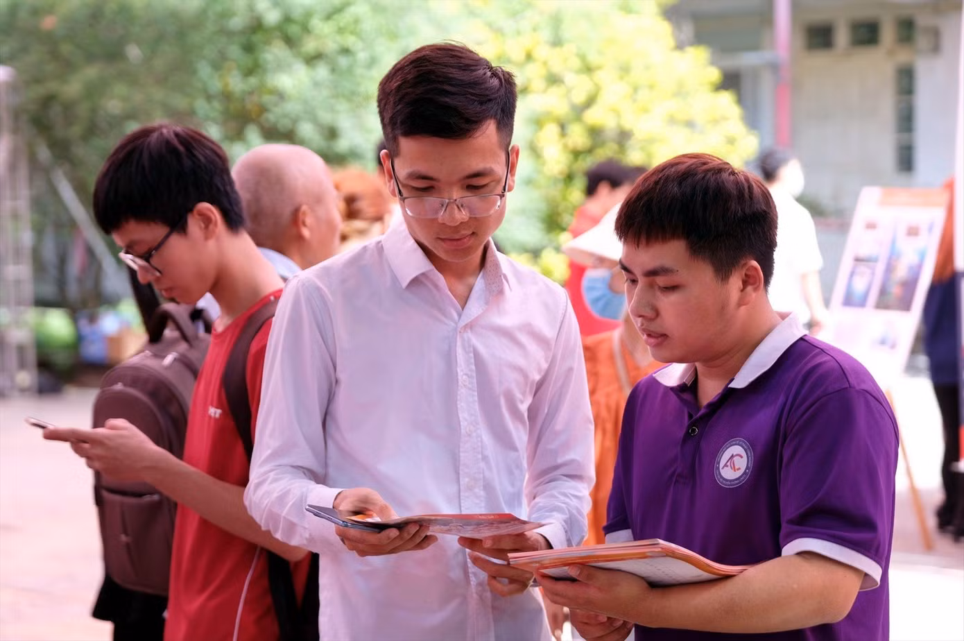 Thí sinh tìm hiểu thông tin tại Ngày hội tư vấn nguyện vọng đăng ký đại học, cao đẳng 2023. Ảnh: Mạnh Thắng