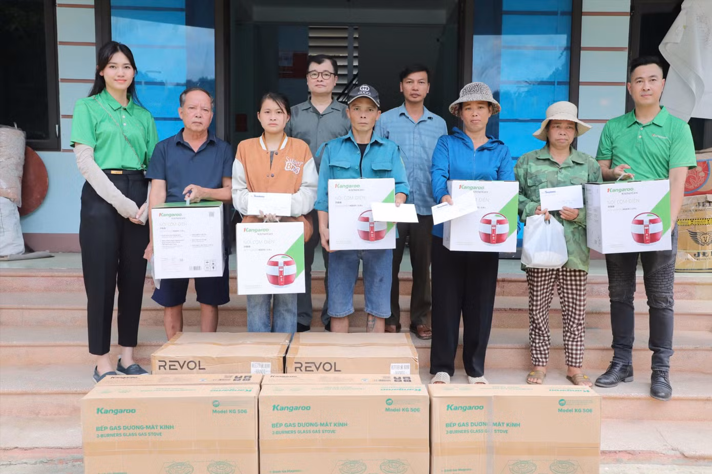 Trao bếp ga, nồi cơm điện, quạt tích điện và 5 triệu đồng cho các hộ bị ảnh hưởng bởi bão tại Bảo Yên, Lào Cai