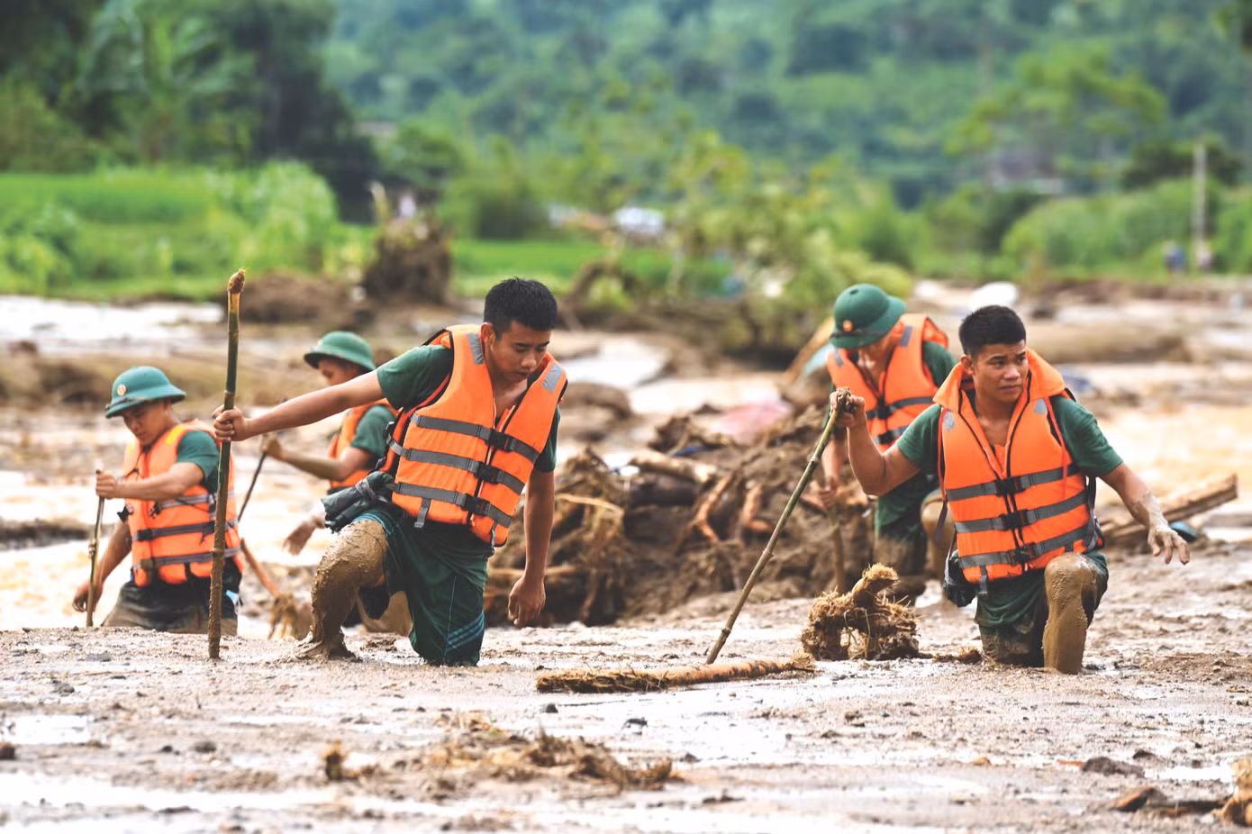 Chiến sĩ Trung đoàn 98 (Sư đoàn Bộ binh 316, Quân khu 2) tìm kiếm người dân mất tích ở Làng Nủ (Lào Cai) bị vùi lấp bởi lũ quét, sạt lở, tháng 9/2024. ẢNH: Việt Trung