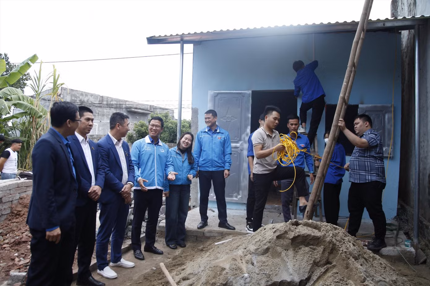 Tuổi trẻ Bắc Giang chung tay xây dựng nhà nhân ái tặng bà Lường Thị Mèo, ở thôn Núi Lều, xã Giáp Sơn, huyện Lục Ngạn. Ảnh: Nguyễn Thắng