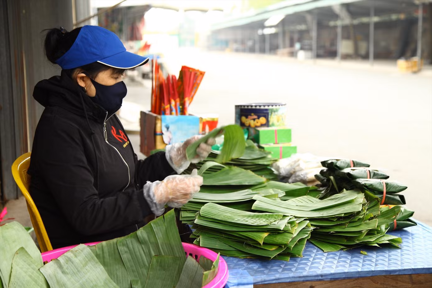 Nhiều gia đình làm bánh phu thê ở phường Đình Bảng thấp thỏm chờ Tết