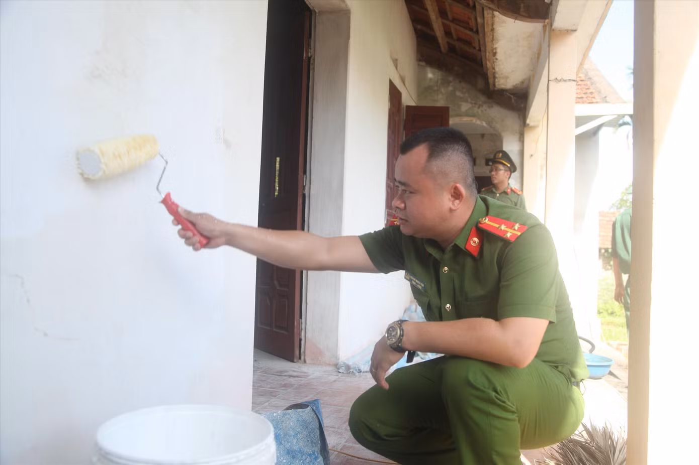 Chiến sĩ trẻ Công an tỉnh Bắc Giang sơn, sửa nhà cho một gia đình chính sách