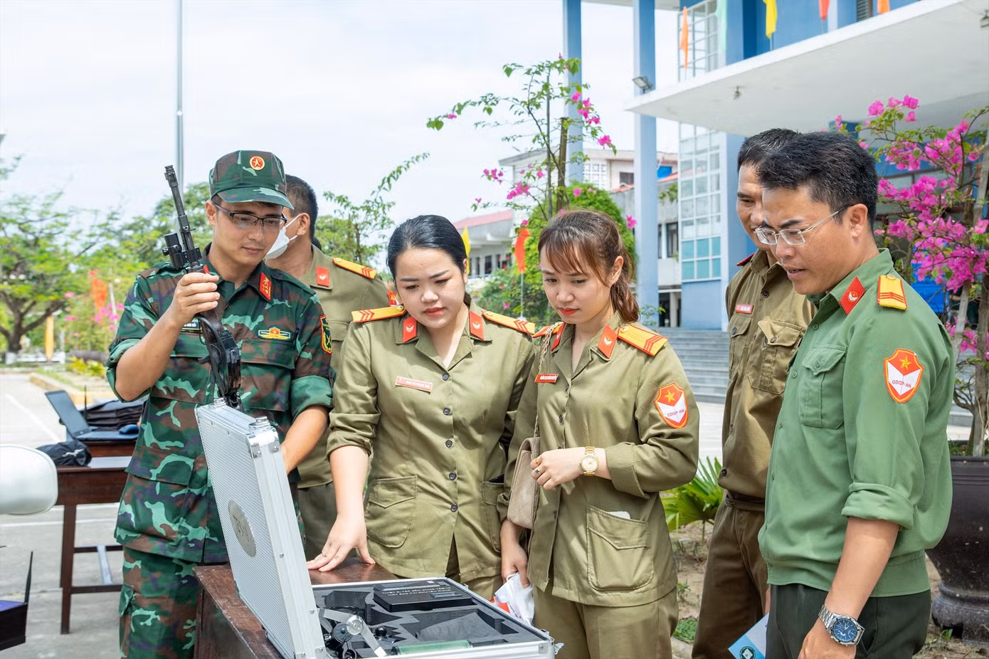 Học viện KTQS tập huấn sử dụng thiết bị TBS-19 cho lớp cán bộ quản lý, giáo viên giảng dạy môn Giáo dục Quốc phòng và An ninh năm 2022 ẢNH: PV